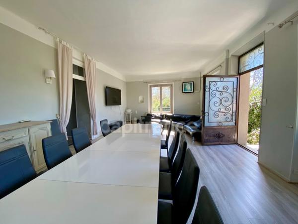 Domaine de Caractère d'environ 420 m2 avec possibilité d’activité de chambres d’hôtes et de gîtes ou potentiel familial !