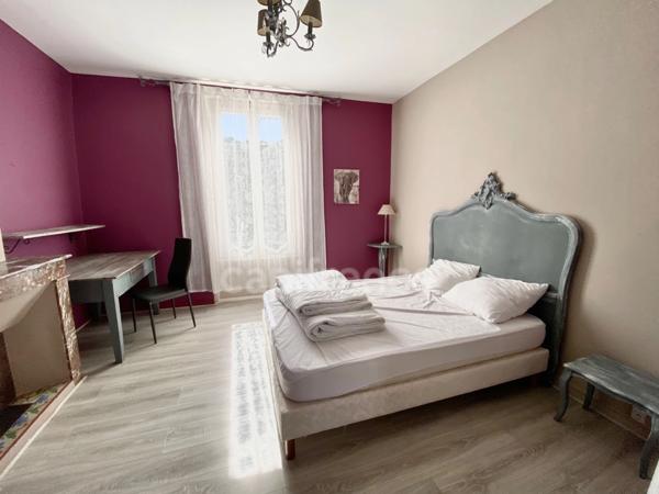 Domaine de Caractère d'environ 420 m2 avec possibilité d’activité de chambres d’hôtes et de gîtes ou potentiel familial !