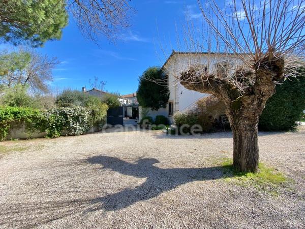 Domaine de Caractère d'environ 420 m2 avec possibilité d’activité de chambres d’hôtes et de gîtes ou potentiel familial !