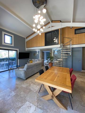 Domaine de Caractère d'environ 420 m2 avec possibilité d’activité de chambres d’hôtes et de gîtes ou potentiel familial !