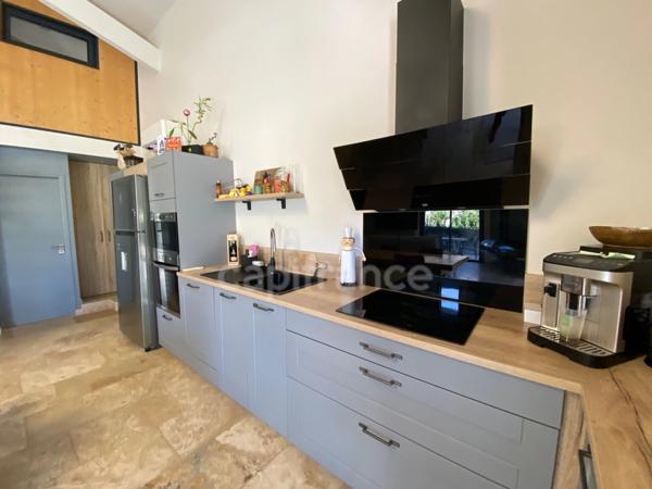 Domaine de Caractère d'environ 420 m2 avec possibilité d’activité de chambres d’hôtes et de gîtes ou potentiel familial !