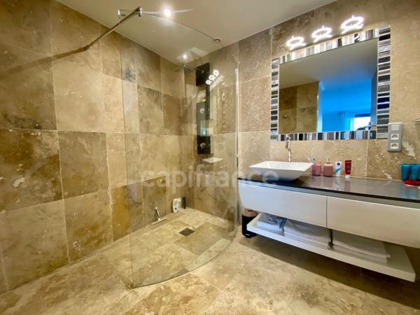 Domaine de Caractère d'environ 420 m2 avec possibilité d’activité de chambres d’hôtes et de gîtes ou potentiel familial !