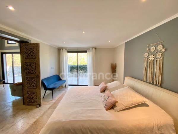 Domaine de Caractère d'environ 420 m2 avec possibilité d’activité de chambres d’hôtes et de gîtes ou potentiel familial !