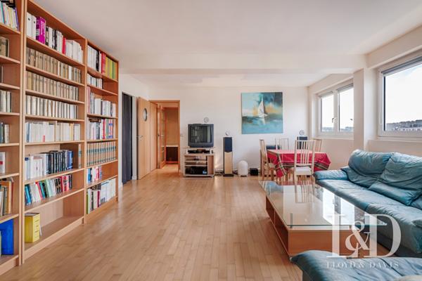 2 pièces en dernier étage avec vue imprenable et idéalement situé