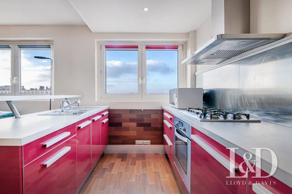 2 pièces en dernier étage avec vue imprenable et idéalement situé