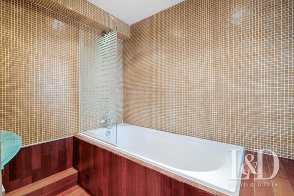 2 pièces en dernier étage avec vue imprenable et idéalement situé