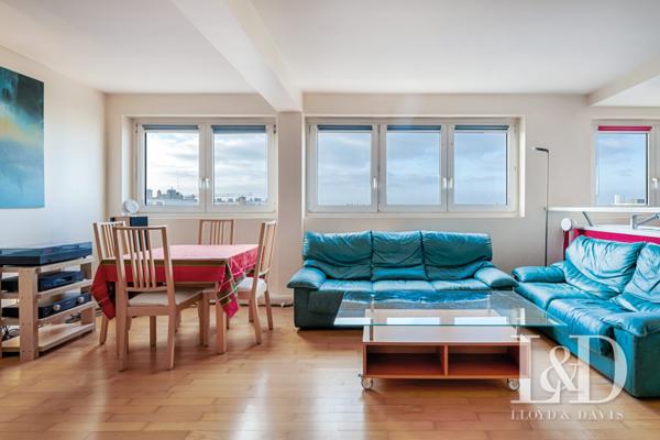 2 pièces en dernier étage avec vue imprenable et idéalement situé