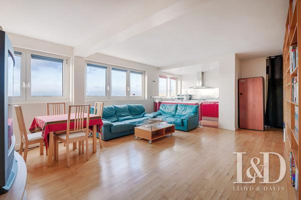 2 pièces en dernier étage avec vue imprenable et idéalement situé