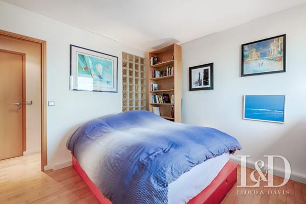 2 pièces en dernier étage avec vue imprenable et idéalement situé