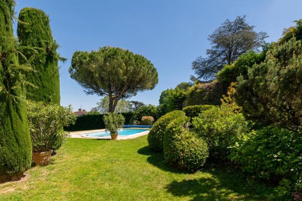 Collonges au Mont d'Or- Maison familiale d'environ 200m² - 4 chambres- Garage double-Terrain 2361m²