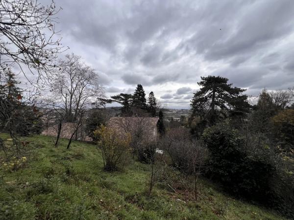 BRIGNAIS - Propriété remarquable avec maison ancienne à rénover - 5 chambres - Terrain de 12000 m² dont environ 3000 m² constructibles