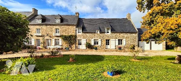 Belle maison en pierres avec terrain au cœur du village de LANCIEUX situé sur la côte d'émeraude.