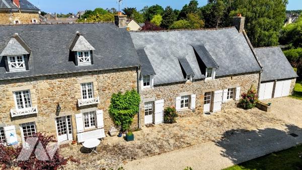 Belle maison en pierres avec terrain au cœur du village de LANCIEUX situé sur la côte d'émeraude.