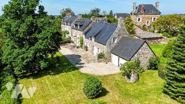 Belle maison en pierres avec terrain au cœur du village de LANCIEUX situé sur la côte d'émeraude.