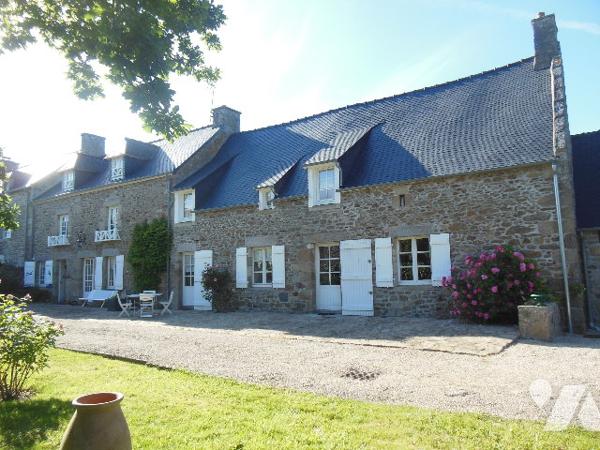 Belle maison en pierres avec terrain au cœur du village de LANCIEUX situé sur la côte d'émeraude.