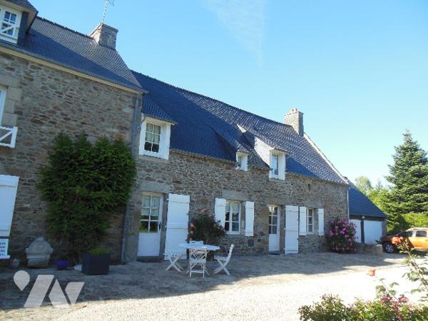 Belle maison en pierres avec terrain au cœur du village de LANCIEUX situé sur la côte d'émeraude.