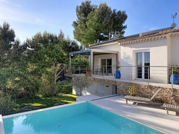 Villa rénovée avec piscine à débordement - Quartier recherché - 5 min du port et des commerces