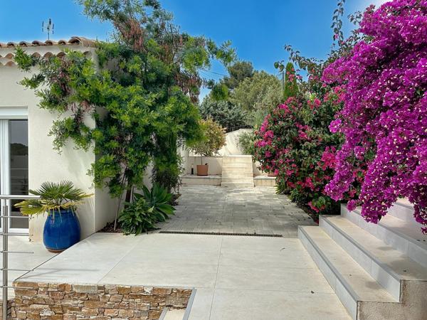 Villa rénovée avec piscine à débordement - Quartier recherché - 5 min du port et des commerces