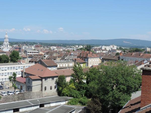 Dpt Ain (01), à vendre BOURG EN BRESSE, appartement T3 de 109 m² au sixième étage avec vue panoramique, balcon, cave et garage