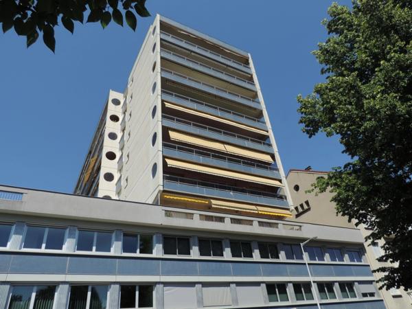 Dpt Ain (01), à vendre BOURG EN BRESSE, appartement T3 de 109 m² au sixième étage avec vue panoramique, balcon, cave et garage