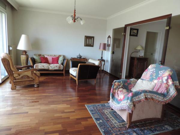 Dpt Ain (01), à vendre BOURG EN BRESSE, appartement T3 de 109 m² au sixième étage avec vue panoramique, balcon, cave et garage