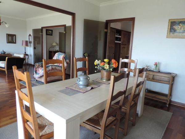 Dpt Ain (01), à vendre BOURG EN BRESSE, appartement T3 de 109 m² au sixième étage avec vue panoramique, balcon, cave et garage