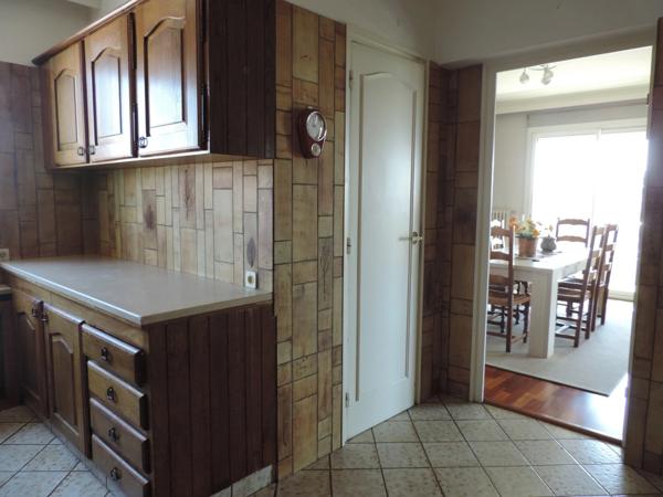 Dpt Ain (01), à vendre BOURG EN BRESSE, appartement T3 de 109 m² au sixième étage avec vue panoramique, balcon, cave et garage