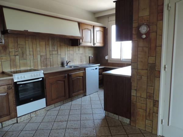 Dpt Ain (01), à vendre BOURG EN BRESSE, appartement T3 de 109 m² au sixième étage avec vue panoramique, balcon, cave et garage