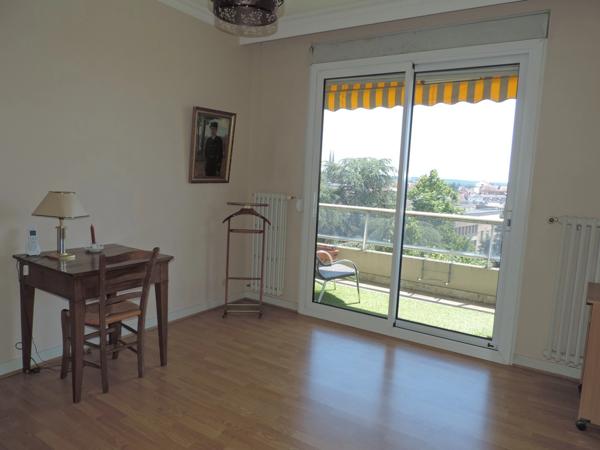 Dpt Ain (01), à vendre BOURG EN BRESSE, appartement T3 de 109 m² au sixième étage avec vue panoramique, balcon, cave et garage
