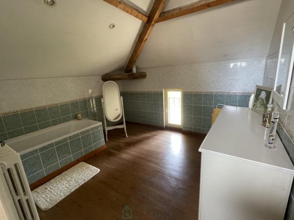 15 minutes de Saint-Emilion, belle maison pierre avec terrasse et  garage dans un magnifique parc arboré, agrémenté d'un  étang