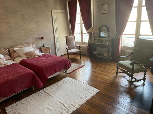 28210 NOGENT LE ROI centre ville 300 m2 terrain 959 m2