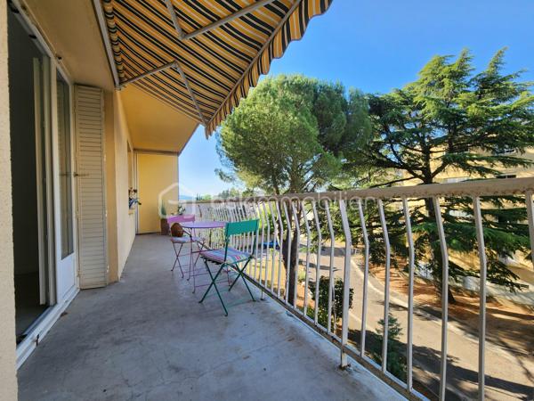 Dans une paisible copropriété arborée, situé au 2ème étage sans ascenseur cet appartement traversant Nord-Sud bénéficie d'une vue dominante dégagée.
Il offre 2 chambres, un séjour lumineux ouvert sur le balcon orienté plein Sud, une cuisine avec loggia, une salle d'eau et des toilettes séparées. Le tout complété par une cave privative et un garage à vélo collectif. Le stationnement est libre et en nombre suffisant.
Les menuiseries sont en double vitrage et le balcon est équipé d'un store banne pour votre confort. 
La copropriété est parfaitement entretenue. Les charges comprennent l'eau, le chauffage, l'électricité et l'entretien des communs.
Vous bénéficierez de la proximité de tous les commerces à pied (boulangerie, pharmacie, supermarché, tabac, ...).
L'appartement est vendu libre mais la demande locative est très forte sur le quartier.
