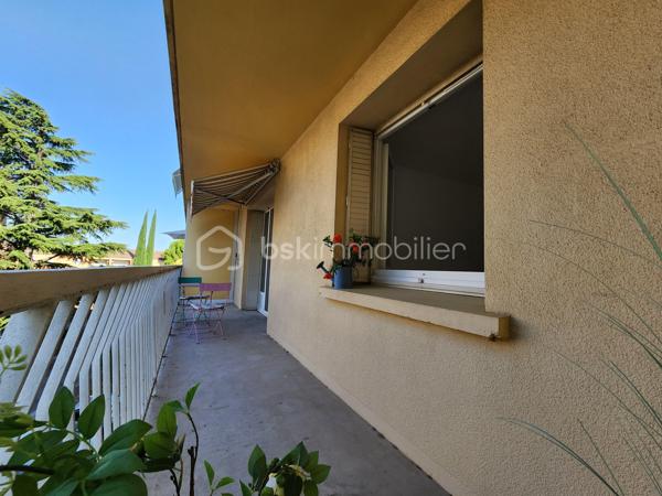 Dans une paisible copropriété arborée, situé au 2ème étage sans ascenseur cet appartement traversant Nord-Sud bénéficie d'une vue dominante dégagée.
Il offre 2 chambres, un séjour lumineux ouvert sur le balcon orienté plein Sud, une cuisine avec loggia, une salle d'eau et des toilettes séparées. Le tout complété par une cave privative et un garage à vélo collectif. Le stationnement est libre et en nombre suffisant.
Les menuiseries sont en double vitrage et le balcon est équipé d'un store banne pour votre confort. 
La copropriété est parfaitement entretenue. Les charges comprennent l'eau, le chauffage, l'électricité et l'entretien des communs.
Vous bénéficierez de la proximité de tous les commerces à pied (boulangerie, pharmacie, supermarché, tabac, ...).
L'appartement est vendu libre mais la demande locative est très forte sur le quartier.
