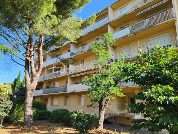 Dans une paisible copropriété arborée, situé au 2ème étage sans ascenseur cet appartement traversant Nord-Sud bénéficie d'une vue dominante dégagée.
Il offre 2 chambres, un séjour lumineux ouvert sur le balcon orienté plein Sud, une cuisine avec loggia, une salle d'eau et des toilettes séparées. Le tout complété par une cave privative et un garage à vélo collectif. Le stationnement est libre et en nombre suffisant.
Les menuiseries sont en double vitrage et le balcon est équipé d'un store banne pour votre confort. 
La copropriété est parfaitement entretenue. Les charges comprennent l'eau, le chauffage, l'électricité et l'entretien des communs.
Vous bénéficierez de la proximité de tous les commerces à pied (boulangerie, pharmacie, supermarché, tabac, ...).
L'appartement est vendu libre mais la demande locative est très forte sur le quartier.