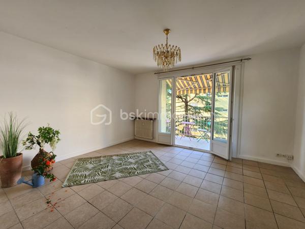 Dans une paisible copropriété arborée, situé au 2ème étage sans ascenseur cet appartement traversant Nord-Sud bénéficie d'une vue dominante dégagée.
Il offre 2 chambres, un séjour lumineux ouvert sur le balcon orienté plein Sud, une cuisine avec loggia, une salle d'eau et des toilettes séparées. Le tout complété par une cave privative et un garage à vélo collectif. Le stationnement est libre et en nombre suffisant.
Les menuiseries sont en double vitrage et le balcon est équipé d'un store banne pour votre confort. 
La copropriété est parfaitement entretenue. Les charges comprennent l'eau, le chauffage, l'électricité et l'entretien des communs.
Vous bénéficierez de la proximité de tous les commerces à pied (boulangerie, pharmacie, supermarché, tabac, ...).
L'appartement est vendu libre mais la demande locative est très forte sur le quartier.