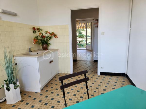 Dans une paisible copropriété arborée, situé au 2ème étage sans ascenseur cet appartement traversant Nord-Sud bénéficie d'une vue dominante dégagée.
Il offre 2 chambres, un séjour lumineux ouvert sur le balcon orienté plein Sud, une cuisine avec loggia, une salle d'eau et des toilettes séparées. Le tout complété par une cave privative et un garage à vélo collectif. Le stationnement est libre et en nombre suffisant.
Les menuiseries sont en double vitrage et le balcon est équipé d'un store banne pour votre confort. 
La copropriété est parfaitement entretenue. Les charges comprennent l'eau, le chauffage, l'électricité et l'entretien des communs.
Vous bénéficierez de la proximité de tous les commerces à pied (boulangerie, pharmacie, supermarché, tabac, ...).
L'appartement est vendu libre mais la demande locative est très forte sur le quartier.