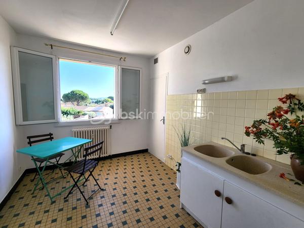 Dans une paisible copropriété arborée, situé au 2ème étage sans ascenseur cet appartement traversant Nord-Sud bénéficie d'une vue dominante dégagée.
Il offre 2 chambres, un séjour lumineux ouvert sur le balcon orienté plein Sud, une cuisine avec loggia, une salle d'eau et des toilettes séparées. Le tout complété par une cave privative et un garage à vélo collectif. Le stationnement est libre et en nombre suffisant.
Les menuiseries sont en double vitrage et le balcon est équipé d'un store banne pour votre confort. 
La copropriété est parfaitement entretenue. Les charges comprennent l'eau, le chauffage, l'électricité et l'entretien des communs.
Vous bénéficierez de la proximité de tous les commerces à pied (boulangerie, pharmacie, supermarché, tabac, ...).
L'appartement est vendu libre mais la demande locative est très forte sur le quartier.