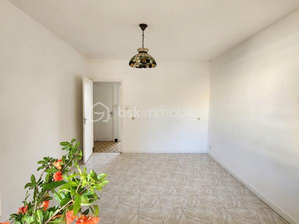 Dans une paisible copropriété arborée, situé au 2ème étage sans ascenseur cet appartement traversant Nord-Sud bénéficie d'une vue dominante dégagée.
Il offre 2 chambres, un séjour lumineux ouvert sur le balcon orienté plein Sud, une cuisine avec loggia, une salle d'eau et des toilettes séparées. Le tout complété par une cave privative et un garage à vélo collectif. Le stationnement est libre et en nombre suffisant.
Les menuiseries sont en double vitrage et le balcon est équipé d'un store banne pour votre confort. 
La copropriété est parfaitement entretenue. Les charges comprennent l'eau, le chauffage, l'électricité et l'entretien des communs.
Vous bénéficierez de la proximité de tous les commerces à pied (boulangerie, pharmacie, supermarché, tabac, ...).
L'appartement est vendu libre mais la demande locative est très forte sur le quartier.