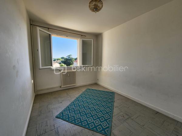 Dans une paisible copropriété arborée, situé au 2ème étage sans ascenseur cet appartement traversant Nord-Sud bénéficie d'une vue dominante dégagée.
Il offre 2 chambres, un séjour lumineux ouvert sur le balcon orienté plein Sud, une cuisine avec loggia, une salle d'eau et des toilettes séparées. Le tout complété par une cave privative et un garage à vélo collectif. Le stationnement est libre et en nombre suffisant.
Les menuiseries sont en double vitrage et le balcon est équipé d'un store banne pour votre confort. 
La copropriété est parfaitement entretenue. Les charges comprennent l'eau, le chauffage, l'électricité et l'entretien des communs.
Vous bénéficierez de la proximité de tous les commerces à pied (boulangerie, pharmacie, supermarché, tabac, ...).
L'appartement est vendu libre mais la demande locative est très forte sur le quartier.