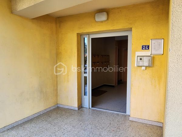 Dans une paisible copropriété arborée, situé au 2ème étage sans ascenseur cet appartement traversant Nord-Sud bénéficie d'une vue dominante dégagée.
Il offre 2 chambres, un séjour lumineux ouvert sur le balcon orienté plein Sud, une cuisine avec loggia, une salle d'eau et des toilettes séparées. Le tout complété par une cave privative et un garage à vélo collectif. Le stationnement est libre et en nombre suffisant.
Les menuiseries sont en double vitrage et le balcon est équipé d'un store banne pour votre confort. 
La copropriété est parfaitement entretenue. Les charges comprennent l'eau, le chauffage, l'électricité et l'entretien des communs.
Vous bénéficierez de la proximité de tous les commerces à pied (boulangerie, pharmacie, supermarché, tabac, ...).
L'appartement est vendu libre mais la demande locative est très forte sur le quartier.