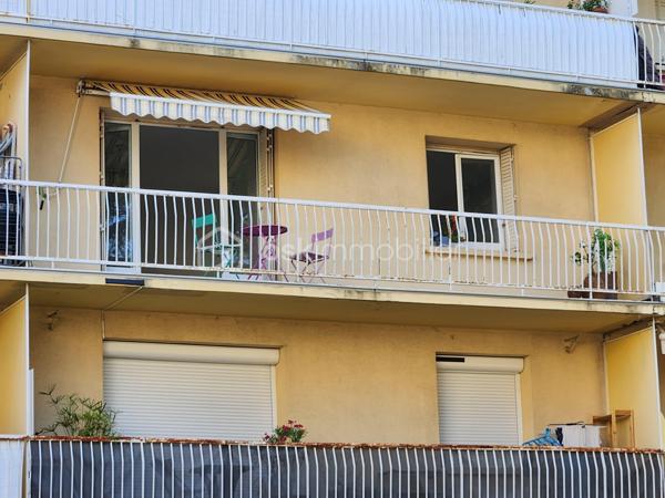 Dans une paisible copropriété arborée, situé au 2ème étage sans ascenseur cet appartement traversant Nord-Sud bénéficie d'une vue dominante dégagée.
Il offre 2 chambres, un séjour lumineux ouvert sur le balcon orienté plein Sud, une cuisine avec loggia, une salle d'eau et des toilettes séparées. Le tout complété par une cave privative et un garage à vélo collectif. Le stationnement est libre et en nombre suffisant.
Les menuiseries sont en double vitrage et le balcon est équipé d'un store banne pour votre confort. 
La copropriété est parfaitement entretenue. Les charges comprennent l'eau, le chauffage, l'électricité et l'entretien des communs.
Vous bénéficierez de la proximité de tous les commerces à pied (boulangerie, pharmacie, supermarché, tabac, ...).
L'appartement est vendu libre mais la demande locative est très forte sur le quartier.