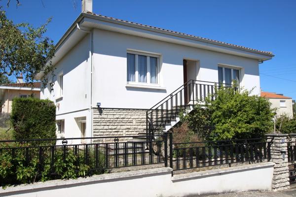 Dpt Charente Maritime (17), à vendre SAINT JEAN D'ANGELY maison P5 de 144 m² habitables avec garage.