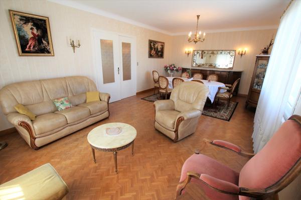 Dpt Charente Maritime (17), à vendre SAINT JEAN D'ANGELY maison P5 de 144 m² habitables avec garage.