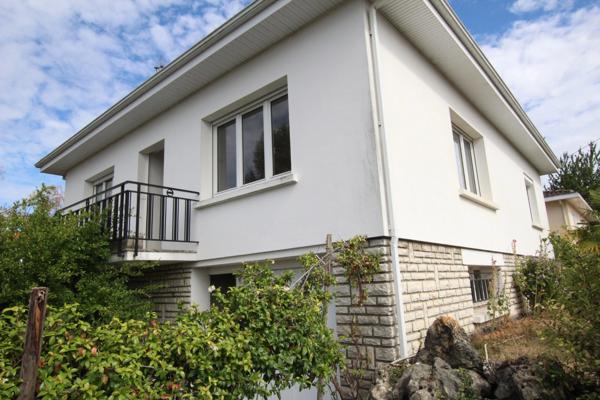 Dpt Charente Maritime (17), à vendre SAINT JEAN D'ANGELY maison P5 de 144 m² habitables avec garage.
