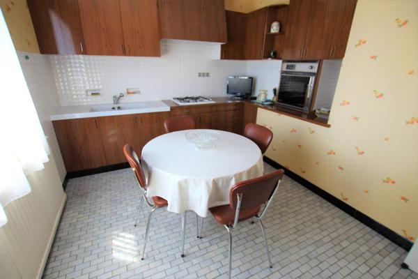 Dpt Charente Maritime (17), à vendre SAINT JEAN D'ANGELY maison P5 de 144 m² habitables avec garage.