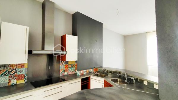 NÉGOCIATION POSSIBLE 
KAWECKI Stéphane vous propose à roanne secteur place des promenades , cet appartement avec terrasse, cave. 
En rez de chaussée surrélevé.

Offrant, grande pièce de vie,  cuisine équipée, aménagée, 3 chambres dont une parentale avec baignoire et douche italienne, 2 salles d'eau avec douches. 

Bureau/ Double vitrage volets motorisés/ Peinture plafond récente.