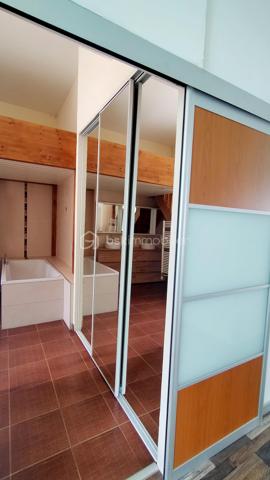 NÉGOCIATION POSSIBLE 
KAWECKI Stéphane vous propose à roanne secteur place des promenades , cet appartement avec terrasse, cave. 
En rez de chaussée surrélevé.

Offrant, grande pièce de vie,  cuisine équipée, aménagée, 3 chambres dont une parentale avec baignoire et douche italienne, 2 salles d'eau avec douches. 

Bureau/ Double vitrage volets motorisés/ Peinture plafond récente.