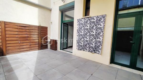 NÉGOCIATION POSSIBLE 
KAWECKI Stéphane vous propose à roanne secteur place des promenades , cet appartement avec terrasse, cave. 
En rez de chaussée surrélevé.

Offrant, grande pièce de vie,  cuisine équipée, aménagée, 3 chambres dont une parentale avec baignoire et douche italienne, 2 salles d'eau avec douches. 

Bureau/ Double vitrage volets motorisés/ Peinture plafond récente.