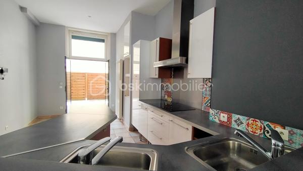NÉGOCIATION POSSIBLE 
KAWECKI Stéphane vous propose à roanne secteur place des promenades , cet appartement avec terrasse, cave. 
En rez de chaussée surrélevé.

Offrant, grande pièce de vie,  cuisine équipée, aménagée, 3 chambres dont une parentale avec baignoire et douche italienne, 2 salles d'eau avec douches. 

Bureau/ Double vitrage volets motorisés/ Peinture plafond récente.
