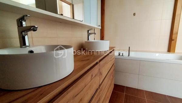 NÉGOCIATION POSSIBLE 
KAWECKI Stéphane vous propose à roanne secteur place des promenades , cet appartement avec terrasse, cave. 
En rez de chaussée surrélevé.

Offrant, grande pièce de vie,  cuisine équipée, aménagée, 3 chambres dont une parentale avec baignoire et douche italienne, 2 salles d'eau avec douches. 

Bureau/ Double vitrage volets motorisés/ Peinture plafond récente.